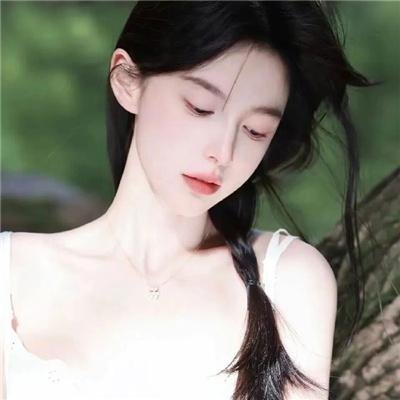 她行走于黑暗中